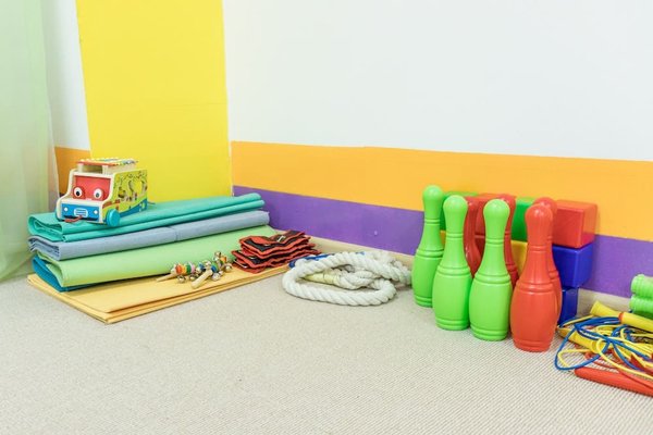 Quelle est la méthode pour intégrer un aquarium mural entre deux pièces qui serve de cloison ?