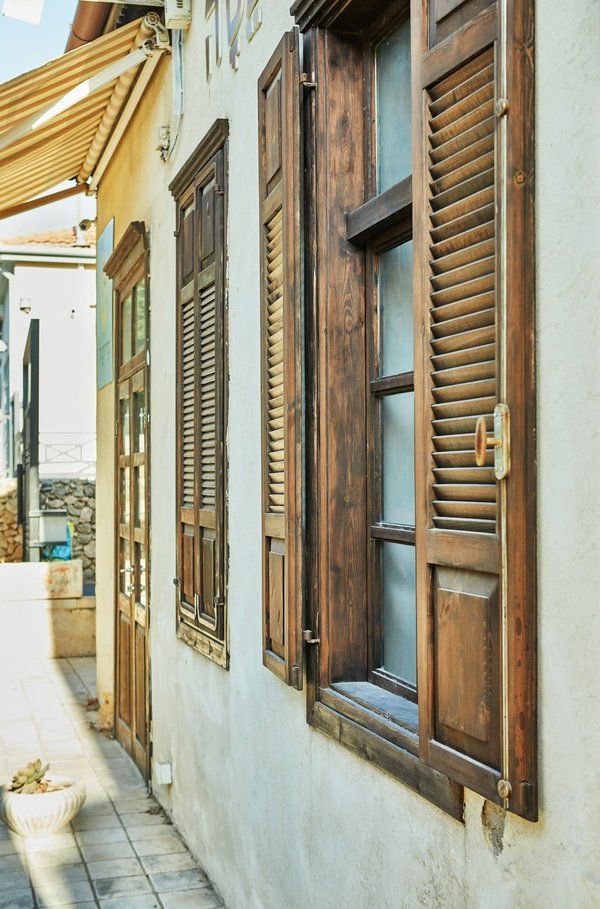 Décapage de volets en bois : les étapes à suivre